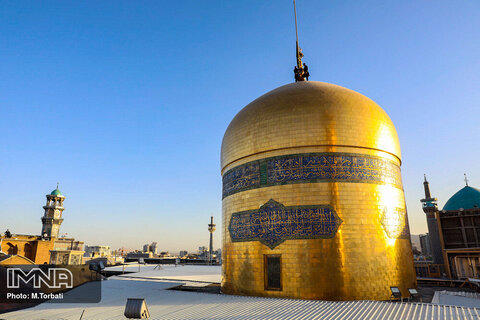 اهتزاز پرچم عزای حسینی بر فراز گنبد حرم رضوی