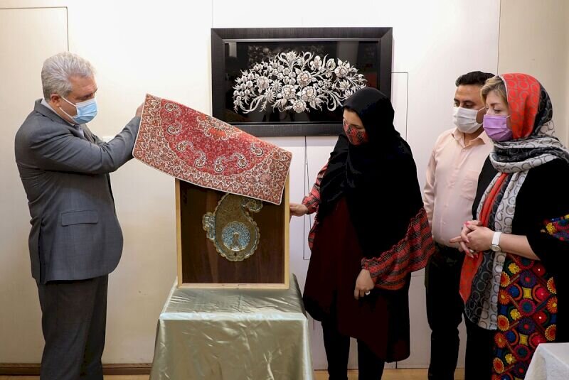 رونمایی از اولین تابلوی «قلم‌زنی با تلفیق فیروزه» توسط وزیر میراث فرهنگی