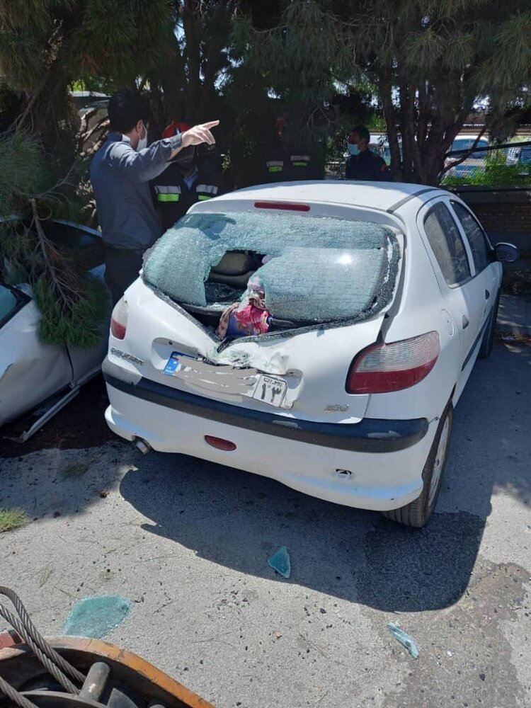  سقوط جرثقیل بر روی ۳ خودروی پارک شده در خیابان+ عکس