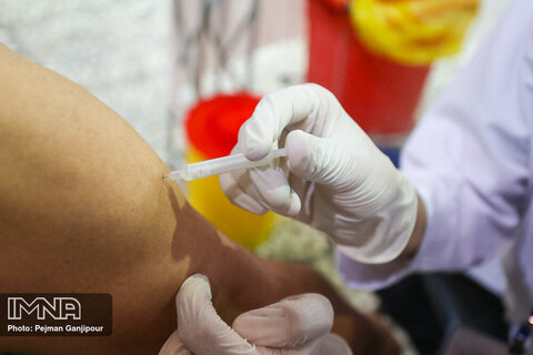 آغاز مرحله نخست واکسیناسیون تاکسیرانان آستارا