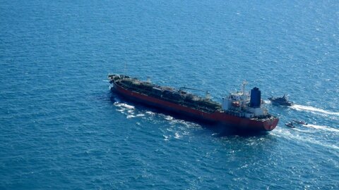 توقیف شناور ‌حامل ۲۵۰ هزار لیتر سوخت قاچاق در خلیج فارس