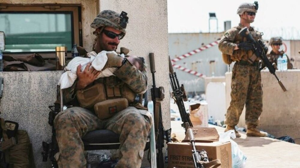 ماجرای نوزاد افغانستانی که به سربازان آمریکایی سپرده شد + عکس