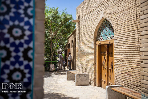 درب چوبی در کنار سر در مسجد درب کوشک
