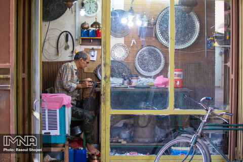 هنرمند قلم زنی در بازارچه شاطرباشی