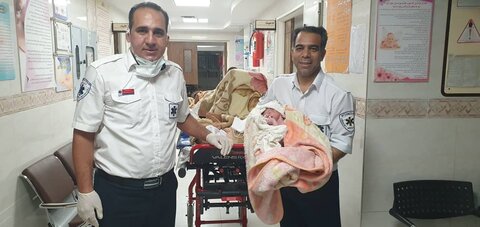 نوزاد عجول در دستان سفید پوشان اورژانس لنجان به دنیا آمد