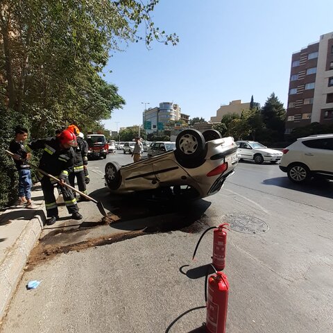واژگونی پژو و مصدوم شدن راننده در اتوبان شهید صیاد شیرازی+ عکس