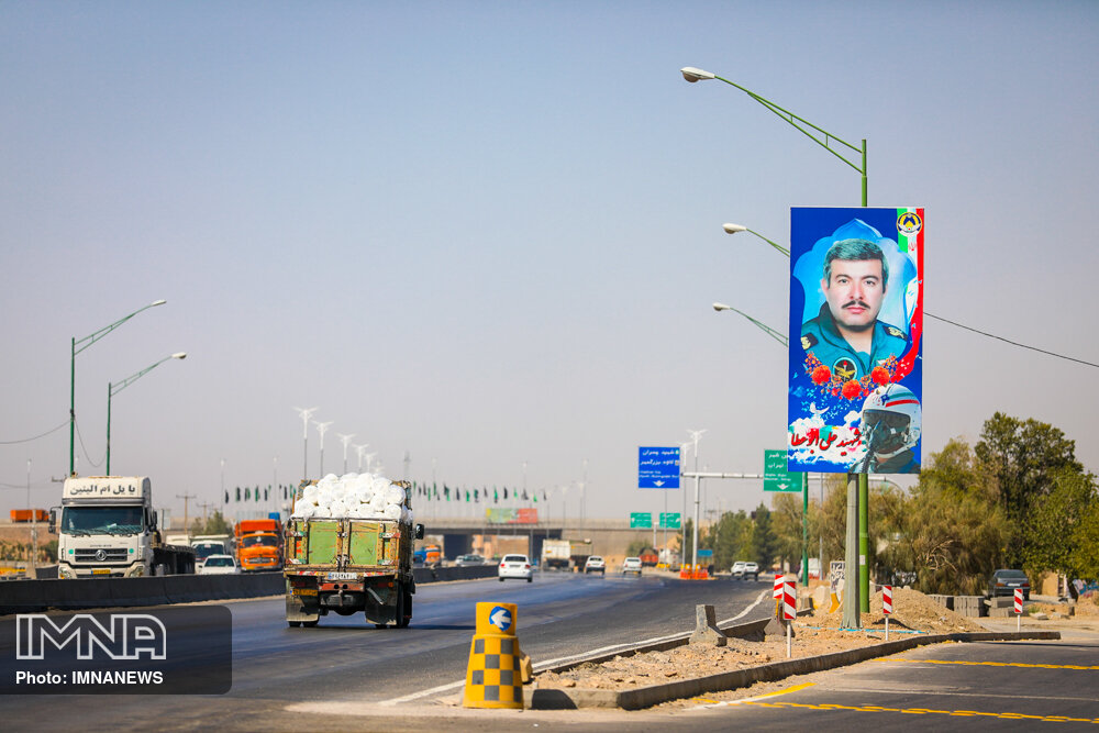 نصب تمثال شهید ارتش جمهوری اسلامی ایران در ورودی اصفهان