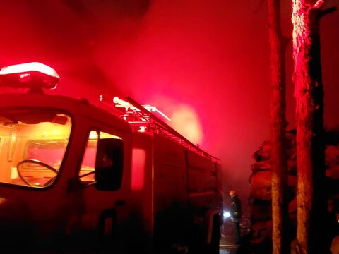 آتش سوزی شدید یک خانه ویلایی در آستارا/ اسباب و اثاثیه در آتش سوخت