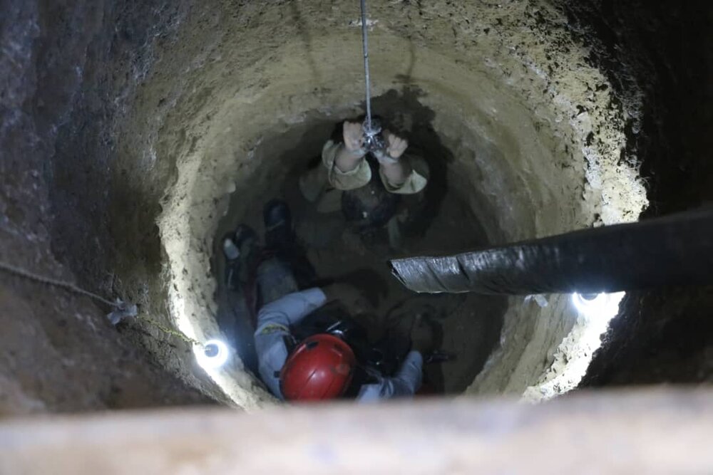 سقوط مرد ۵۷ ساله به درون یک حلقه چاه خشک
