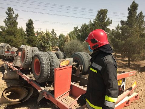 واژگونی هولناک تریلر در جاده اصفهان به شاهین‌شهر+ عکس 