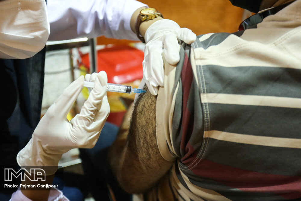 خانواده کارکنان بیمارستان‌های درگیر با کرونا واکسینه می‌شوند