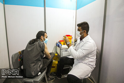 افتتاح مرکز واکسیناسیون کرونا در ۳۵ ایستگاه قطار شهری مشهد 