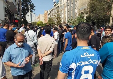 تجمع دوباره هواداران استقلال مقابل وزارت ورزش/ حمایت از مجیدی و شعار علیه مدیران + عکس