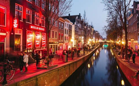مقابله جالب آمستردام با گردشگران مزاحم 