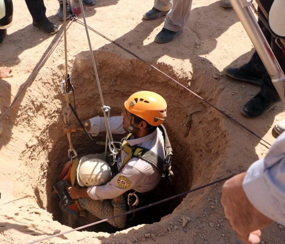 حبس شدن دو مقنی در چاه ۲۳۰ متری
