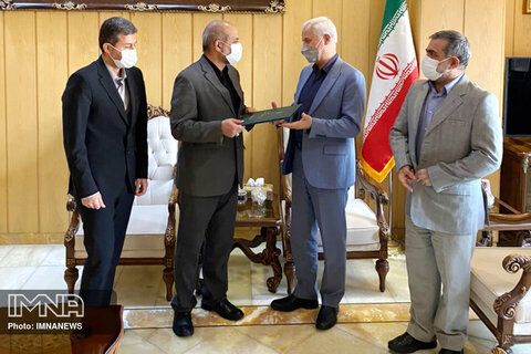 شهردار اصفهان حکم خود را از دست وزیر کشور دریافت کرد