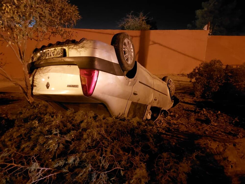 واژگونی خودروی ال ۹۰ در خیابان عاشق اصفهانی+عکس