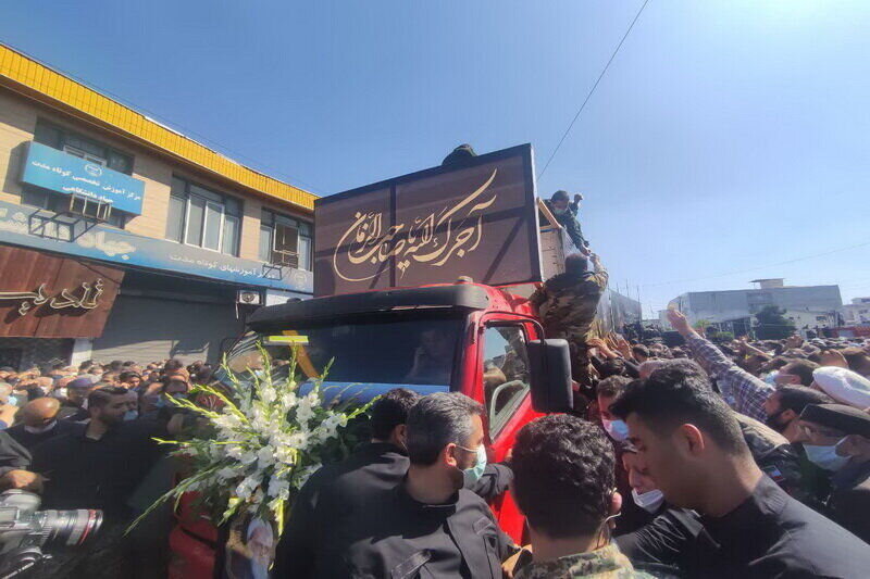 پیکر علامه حسن‌زاده آملی با بالگرد به روستای زادگاهش منتقل می‌شود