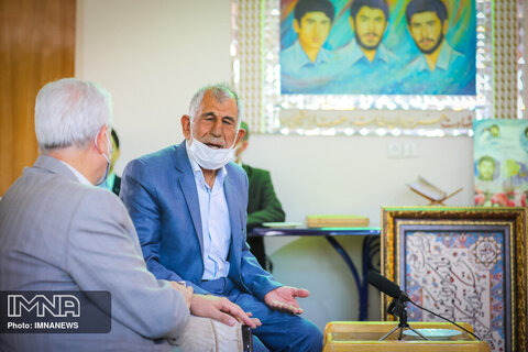 دیدار شهردار با خانواده شهیدان یارمحمدیان