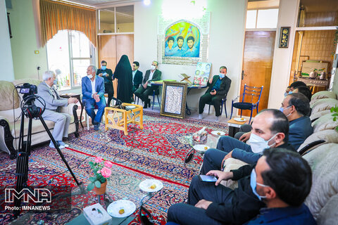 دیدار شهردار با خانواده شهیدان یارمحمدیان