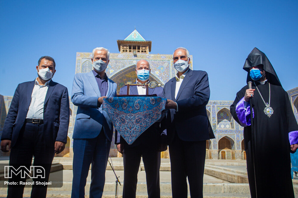 Key to Isfahan bestowed to newly elected Mayor