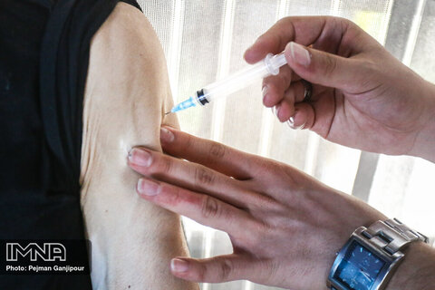 تزریق دز سوم واکسن کرونا برای کارکنان آرامستان‏‌های شهرکرد 