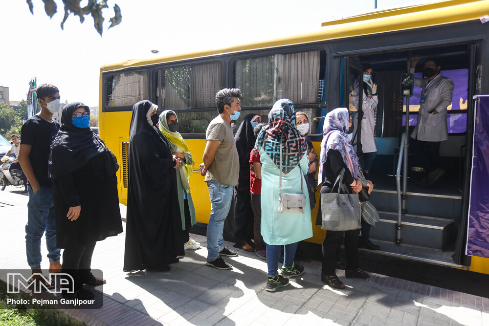 پایگاه سیار واکسیناسیون کرونا در اصفهان