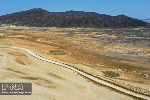 تصویری هوایی از رگ خشکیده تالاب گاونی در کنار کوه سیاه