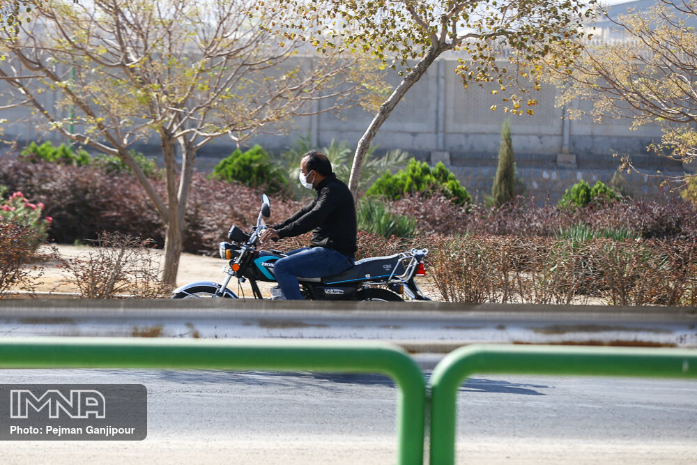 برخورد قاطع پلیس با موتورسواران مزاحم در اردستان 
