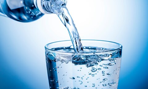 خطرات نوشیدن آب سرد برای سلامتی چیست؟