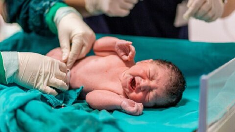 متولد شدن نوزاد عجول در آمبولانس