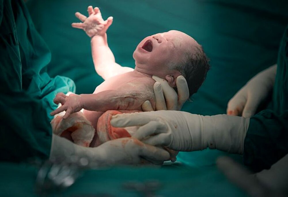متولد شدن نوزاد خمینی‌شهری در آمبولانس