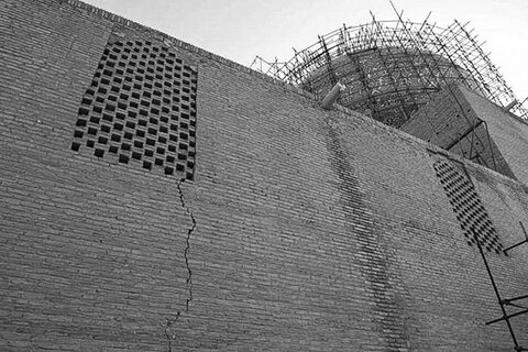 فرونشست زیر پای آثار تاریخی اصفهان