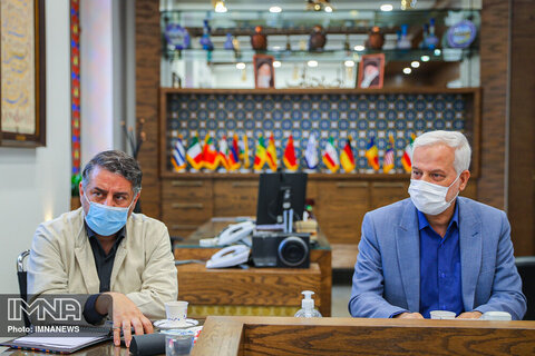 دیدار جمعی از هنرمندان و نویسندگان با شهردار اصفهان