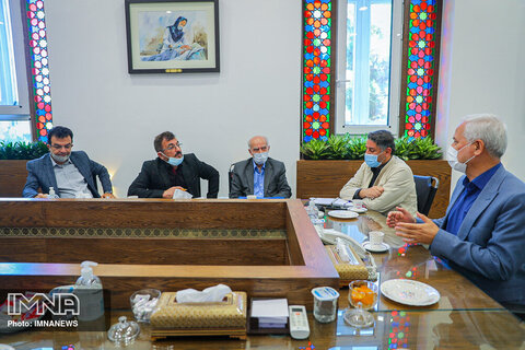 دیدار جمعی از هنرمندان و نویسندگان با شهردار اصفهان