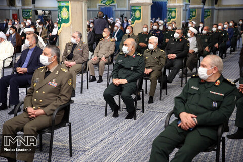 دیدار جمعی از مسئولان نظام و میهمانان کنفرانس وحدت اسلامی با مقام معظم رهبری
