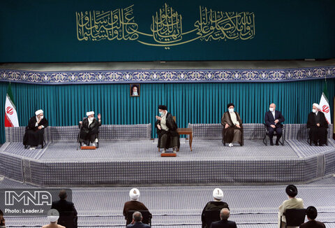 دیدار جمعی از مسئولان نظام و میهمانان کنفرانس وحدت اسلامی با مقام معظم رهبری