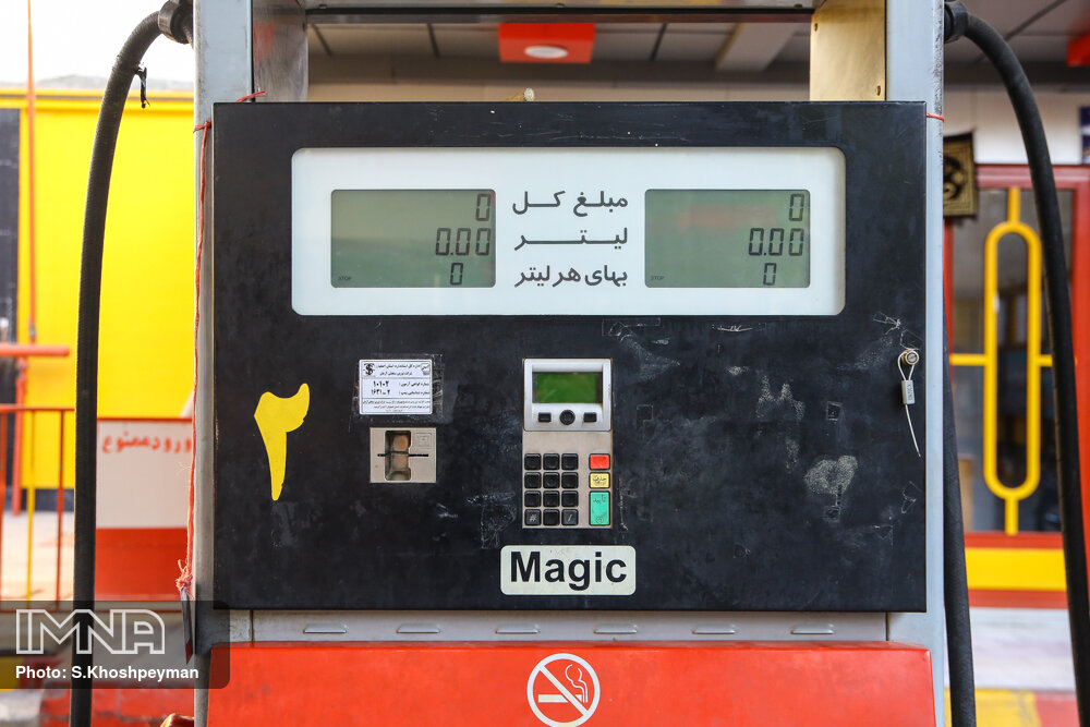 افزایش قیمت بنزین و جمع‌آوری کارت‌ سوخت آزاد صحت ندارد