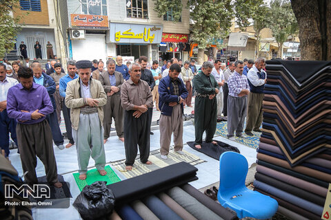 اقامه نماز جمعه در خیابان‌های شهر