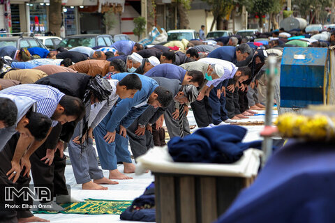 اقامه نماز جمعه در خیابان‌های شهر