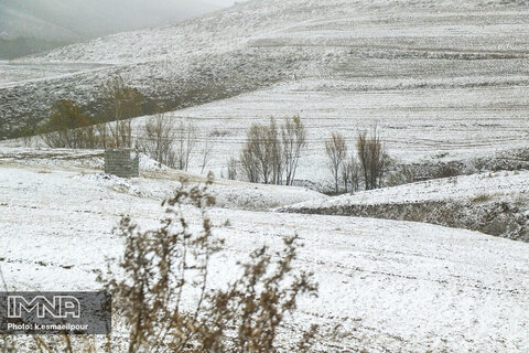 بارش ۶ سانتی‌متری برف در روستای دوشخراط خوانسار