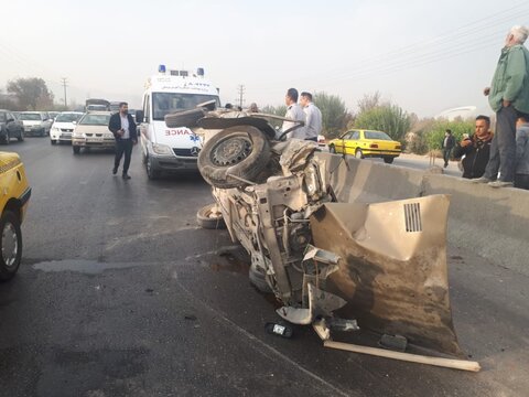  واژگونی یک دستگاه رنو در بزرگراه شرق اصفهان+عکس