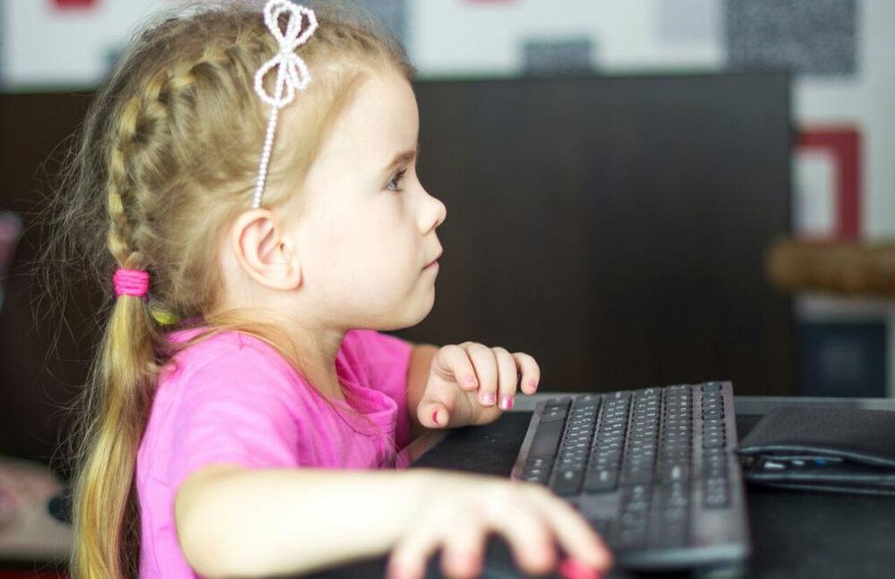 شهرداری پلزن به کودکان محروم کامپیوتر اهدا می‌کند