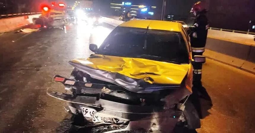 تصادف دو دستگاه خودرو پژو ۴۰۵ و پراید در روگذر خیابان امام خمینی(ره)+عکس