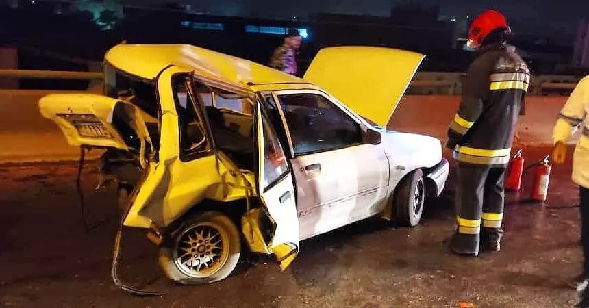 تصادف دو دستگاه خودرو پژو ۴۰۵ و پراید در روگذر خیابان امام خمینی