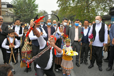 شادپیمایی دیپلمات تاجیک با پوشش مازندرانی در خیابان‌های ساری