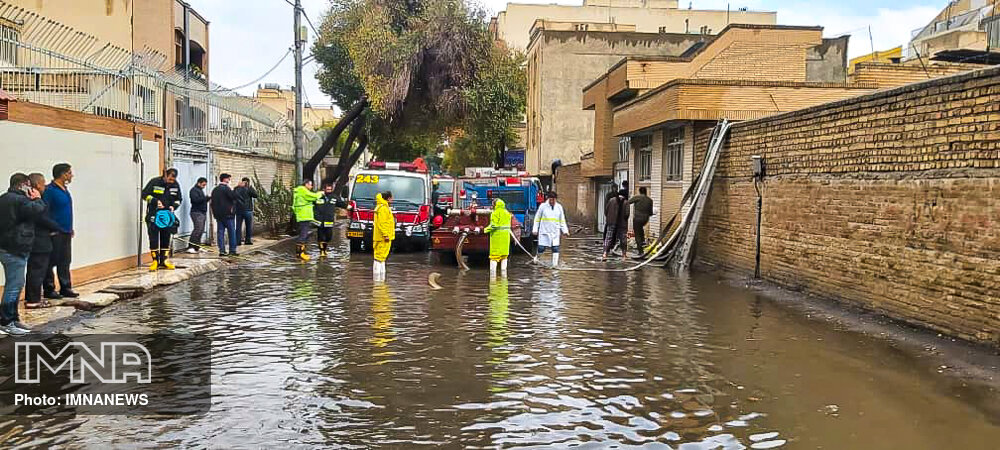 آب‌گرفتگی معابر خرمشهر در پی بارش شدید باران