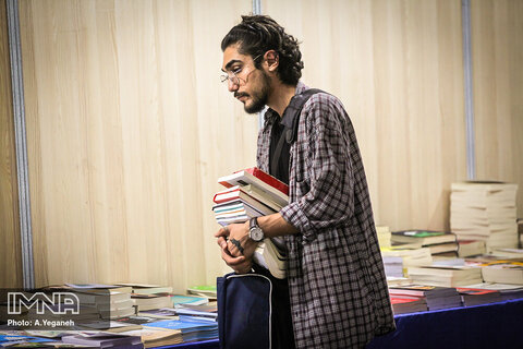 تجهیز کافه کتاب پایانه مسافربری آزادگان قزوین
