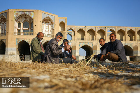 برپایی چادر کشاورزان شرق اصفهان در بستر زاینده رود