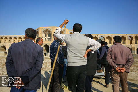 برپایی چادر کشاورزان شرق اصفهان در بستر زاینده رود